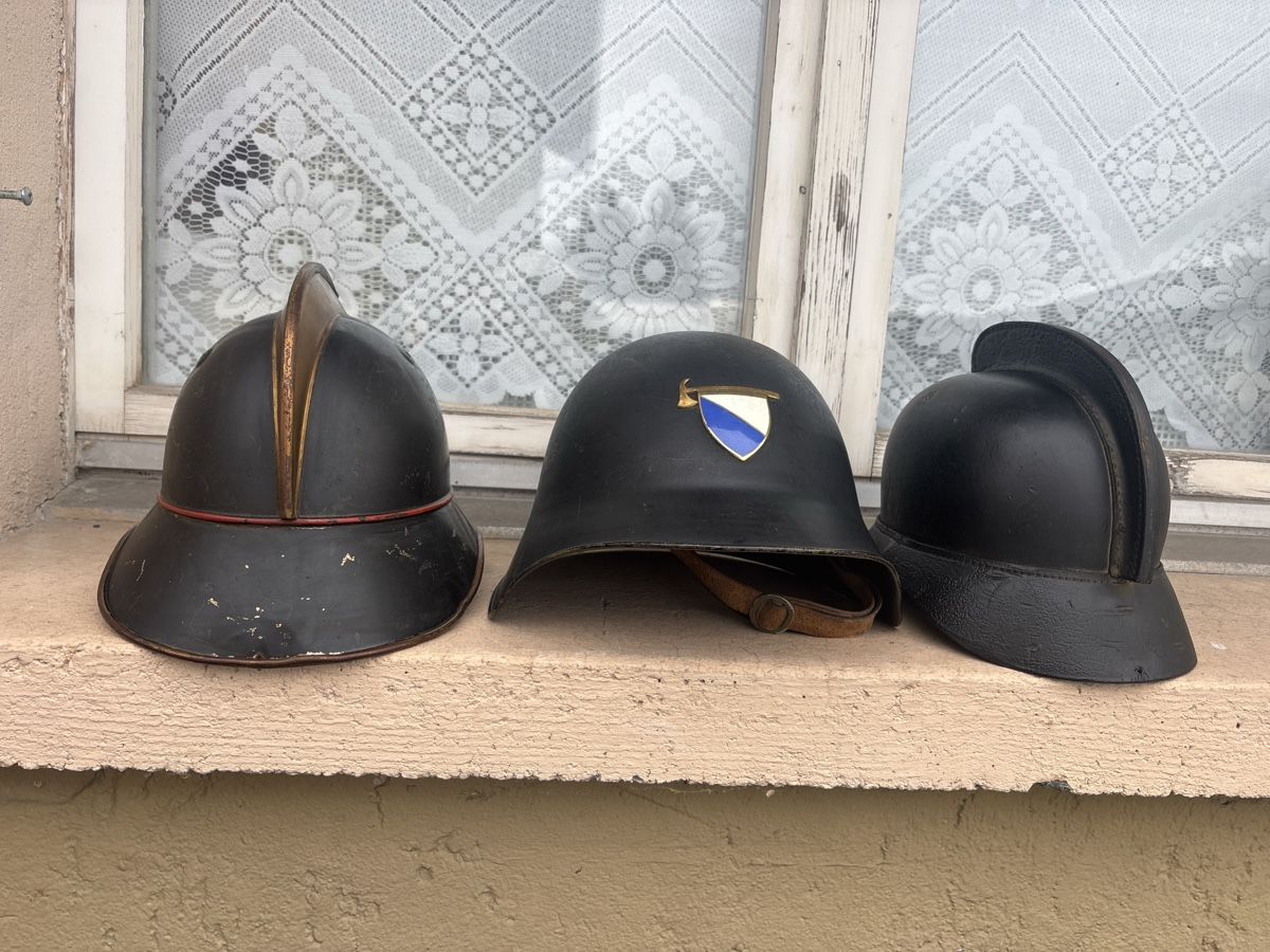 Uniformi & Effetti personali: 3 alte Helme  – Usato da Kriens venduto da Mollinos
