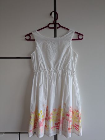 Kleid weiss mit Blumenmuster Grösse 150cm/12 Jahre