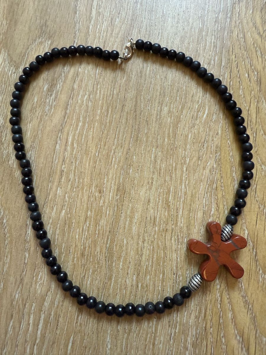 Catenine: Collier perles noires avec fleur – Usato da Tavannes venduto da Thriftshop