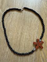 Collier perles noires avec fleur