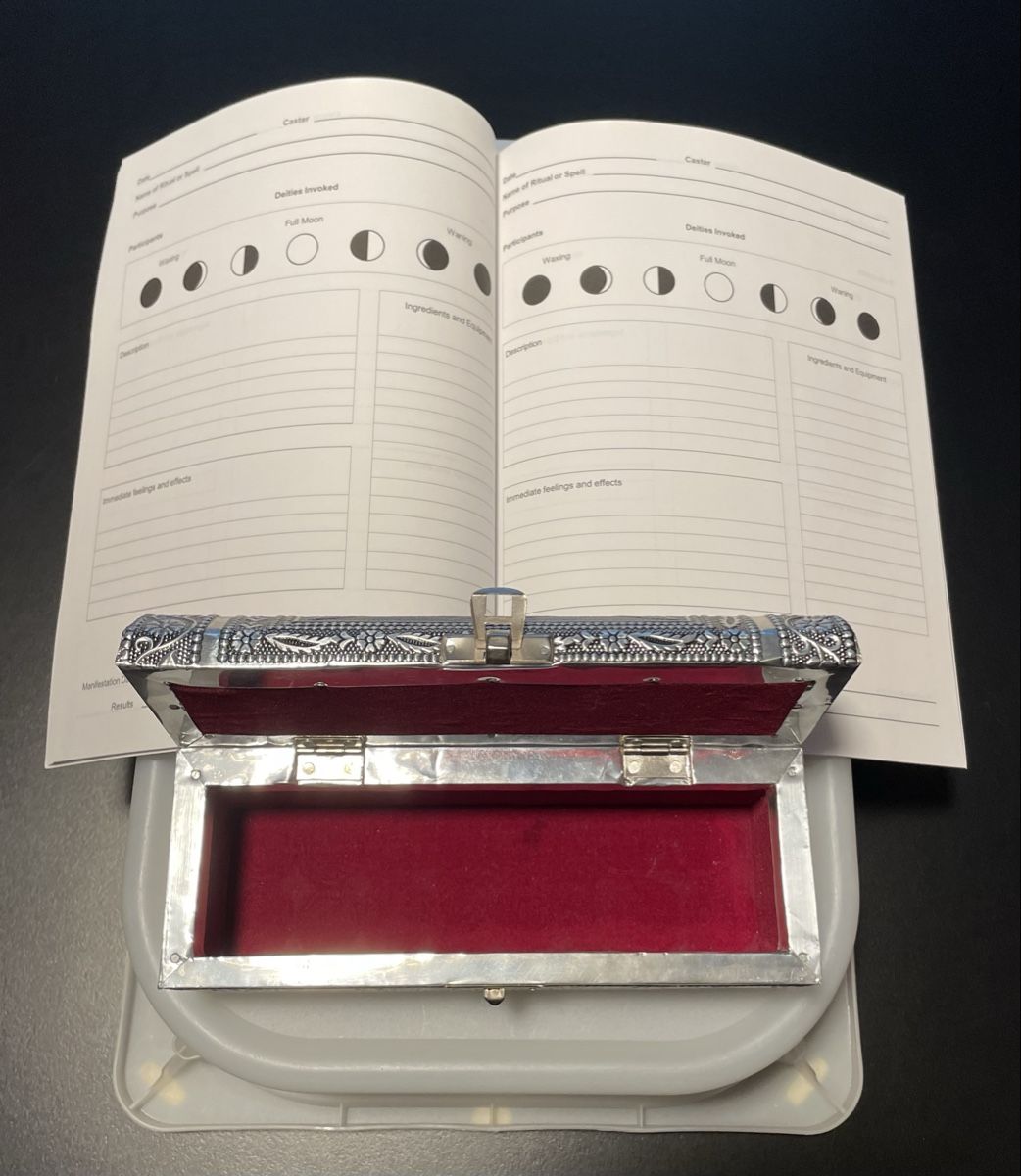 Tutte le decorazioni: Wicca: silberne Ritual Box plus Buch Traum "Spell Book" – Usato da Zürich venduto da Popcorn-Vintage 3