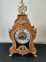 Antike Tischuhr mit Intarsien und Bronzeapplikationen