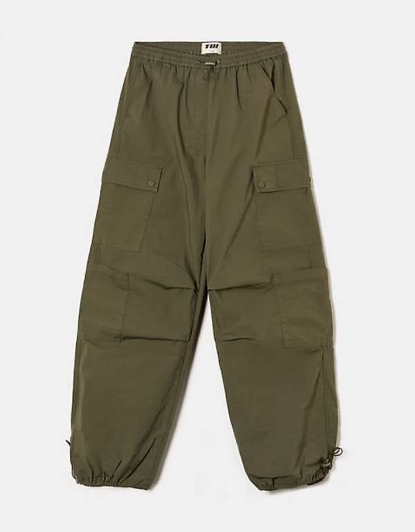 Pantaloni: Two parachute-style cargo pants – Usato da Basel venduto da amu_8n2j