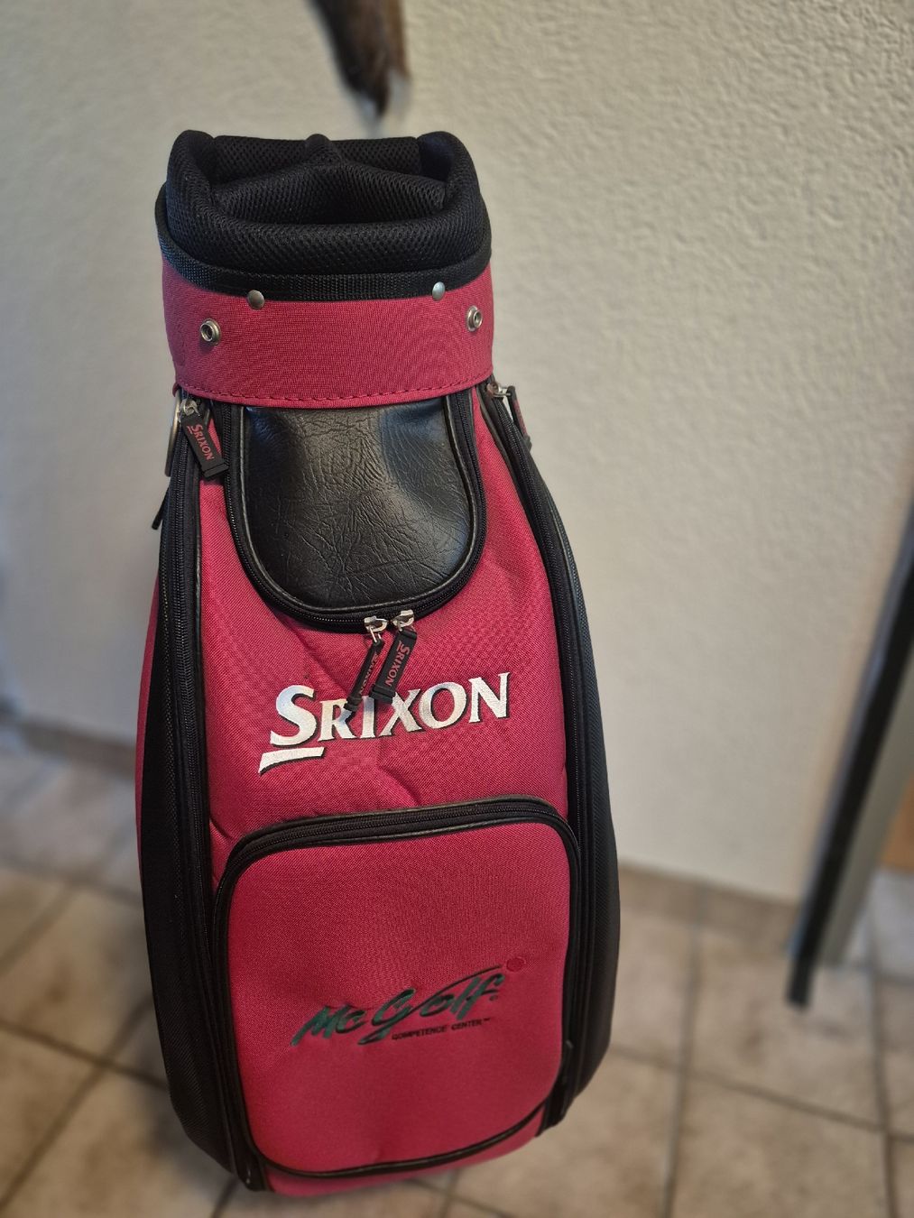 Srixon Borse: Srixon Golf Bag Rot Schwarz  – Nuovo (secondo la descrizione) da Stettlen venduto da Waldwichtel 1