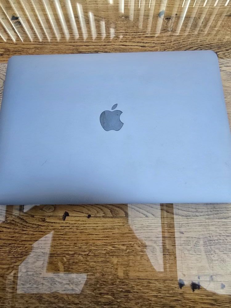 Apple Portables: MacBook Pro 13-inch 2020 Intel – D'occasion à Obfelden par HelloRicardo10 1