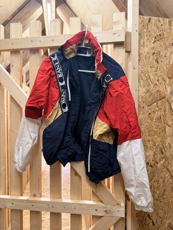 Windbreaker Farbe rot-blau-weiss Grösse S getragen