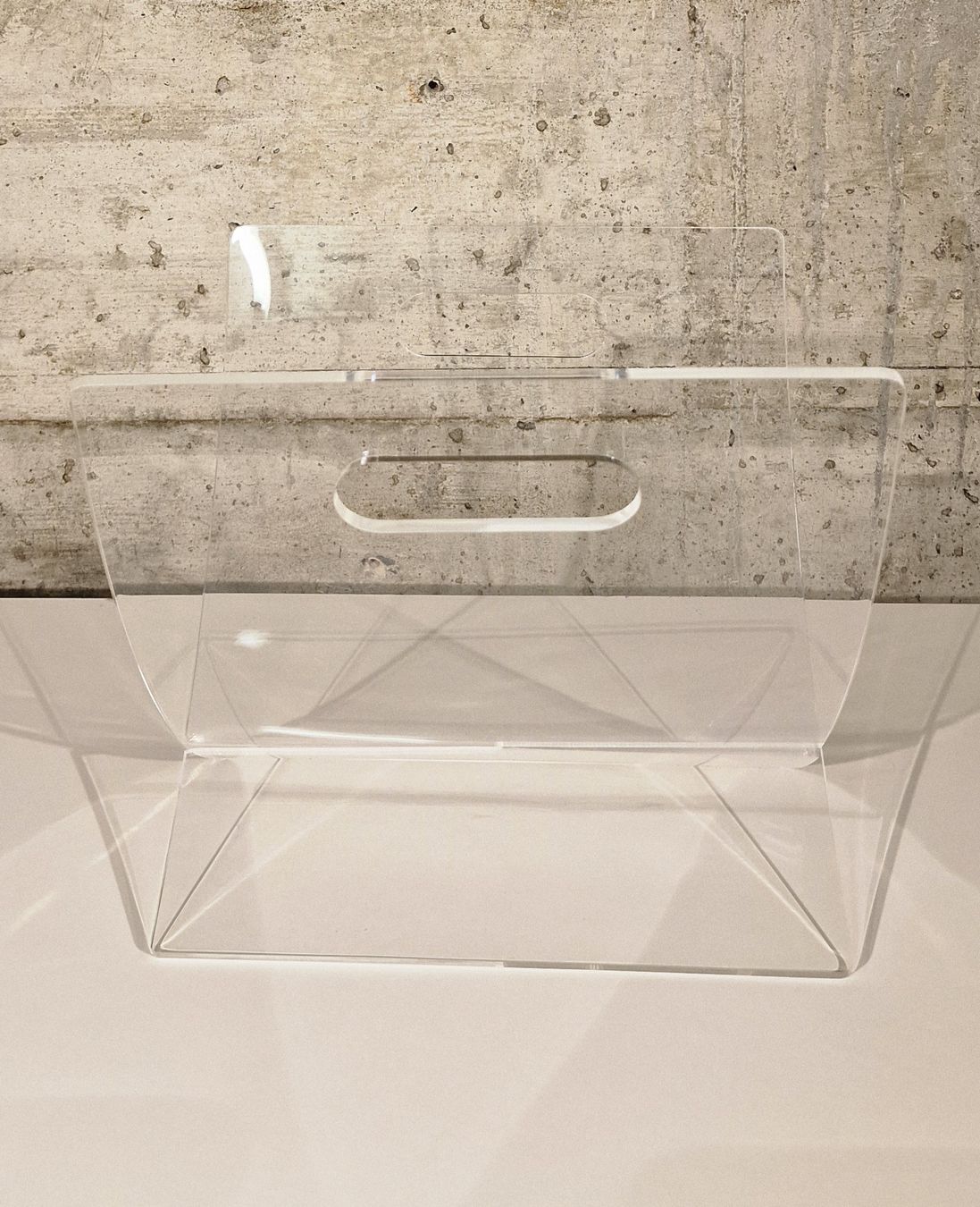 Altro per la casa: Plexiglas Zeitungsständer – Design – Usato da Affeltrangen venduto da Szafaoli 3