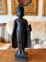 Kleine Buddhafigur aus Holz der Khmer auf Lotussockel