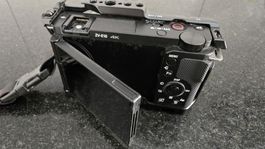 Sony ZV-E10 Kamera mit 16-50mm Objektiv und SmallRig Cage