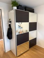 Grosser Schiebentürenschrank mit Spiegel