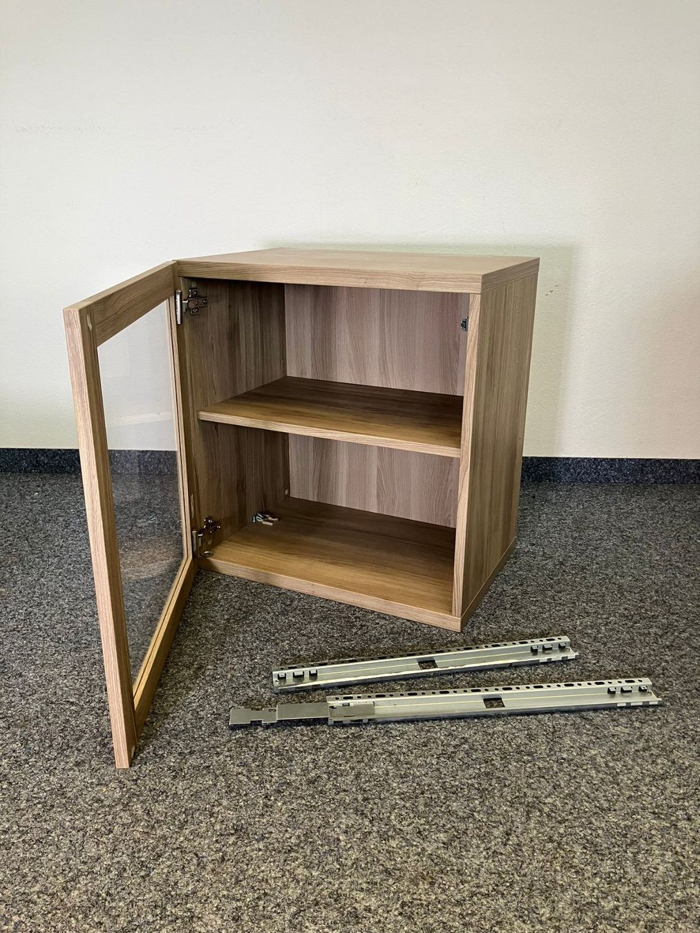 Vitrinen: Hängevitrine mit Glastür. – Gebraucht aus Brüttisellen von VideoGang 1