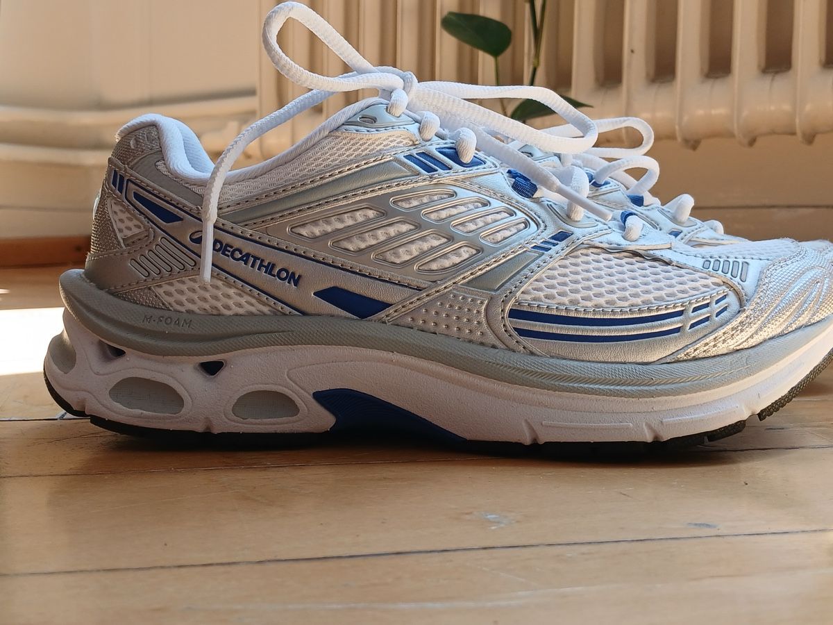 Decathlon Scarpe da uomo: Chaussures de course Decathlon blanches et bleues Taille 39 – Nuovo (secondo la descrizione) da La Chaux-de-Fonds venduto da offnoise 2