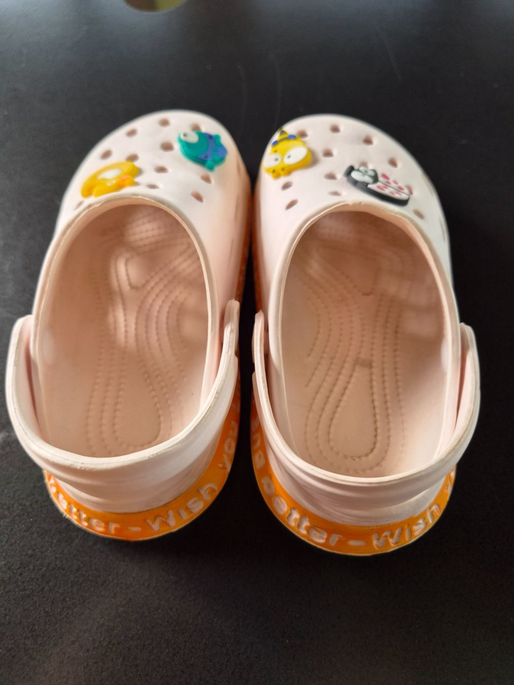 Chaussures garçon: Kinder Clogs hellorange mit Tiermotiven Grösse 26 – D'occasion à Ibach par urs_sl5h 1