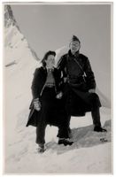 Offizier mit Dame im Schnee, um 1940-45