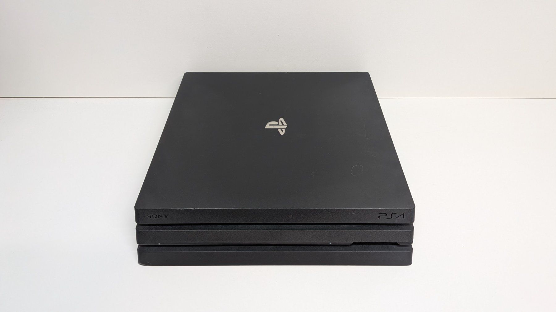 Sony Console: PlayStation 4 Pro mit 2 Controller – Usato da Menziken venduto da mame18 3