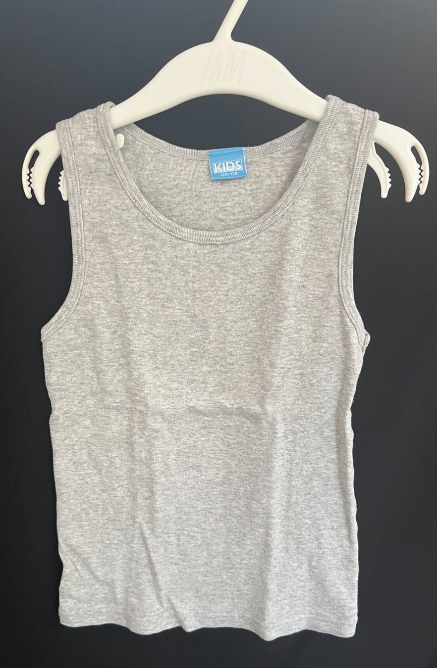 Blusen, T-Shirts & Tops: 2 Träger-Shirts Grösse 122/128 – Gebraucht aus Zürich von Drahtzug 2