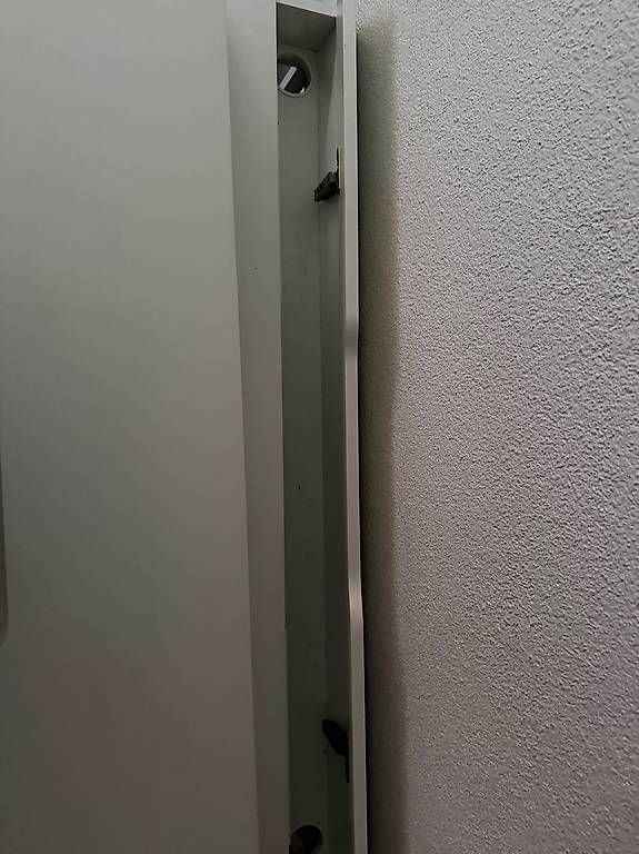 Ikea Scrivanie: Moderner weisser Schreibtisch mit 4 Schubladen – Usato da Luzern venduto da deb_pxp9