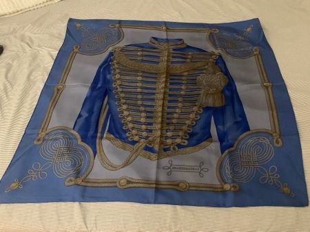 Foulard Hermès modèle Brandebourgs bleu en soie