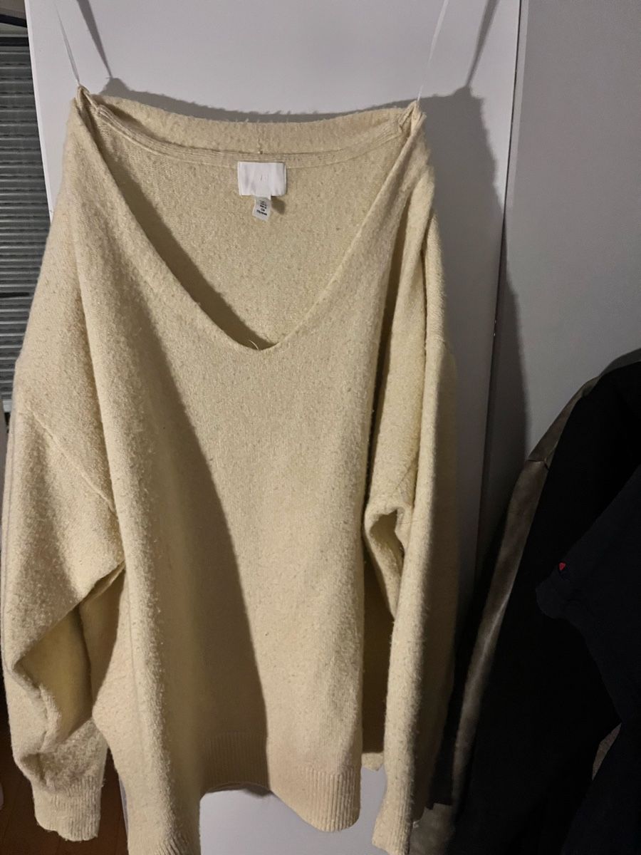 H&M Pulls & Sweat-shirts: Gelber Pullover mit Ausschnitt  – D'occasion à Winterthur par tho_76b7