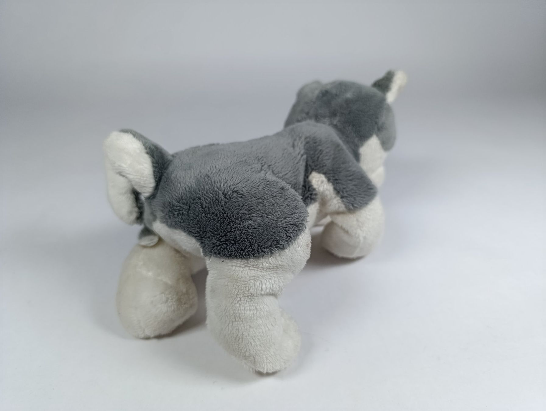 Migros Spielzeuge: MIGROS Peluche de chien gris et blanc – Gebraucht aus Thielle von Plusvalue_Neuchatel 1
