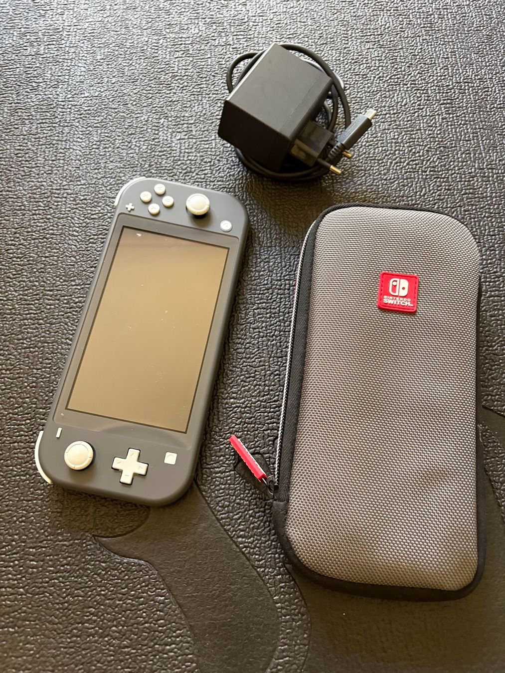 Nintendo Console: Nintendo Switch Lite Grau + Netzteil, Tasche & Touchpen – Usato da Basel venduto da ewa_wh8j