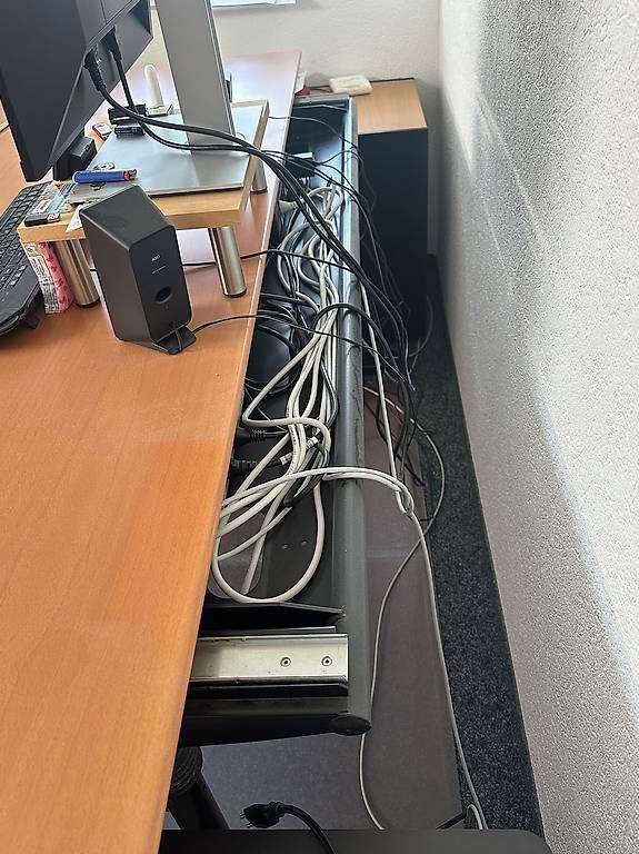 Scrivanie: Hochwertiger Schreibtisch mit Kabelfach usw. – Usato da Muhen venduto da sur03 2