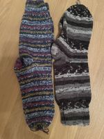 Zwei Paar handgestrickte Socken bunt grau neuwertig