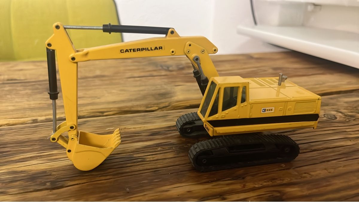 Modellautos: Caterpillar Bagger Modell gelb – Gebraucht aus Umiken von mar_p7n9