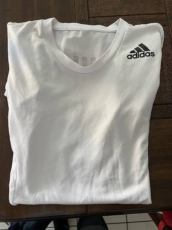 T-shirt: T-shirt Adidas S/M – Usato da Viganello venduto da bia_x25w