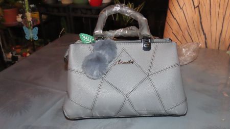 Sac à main gris élégant, neuf