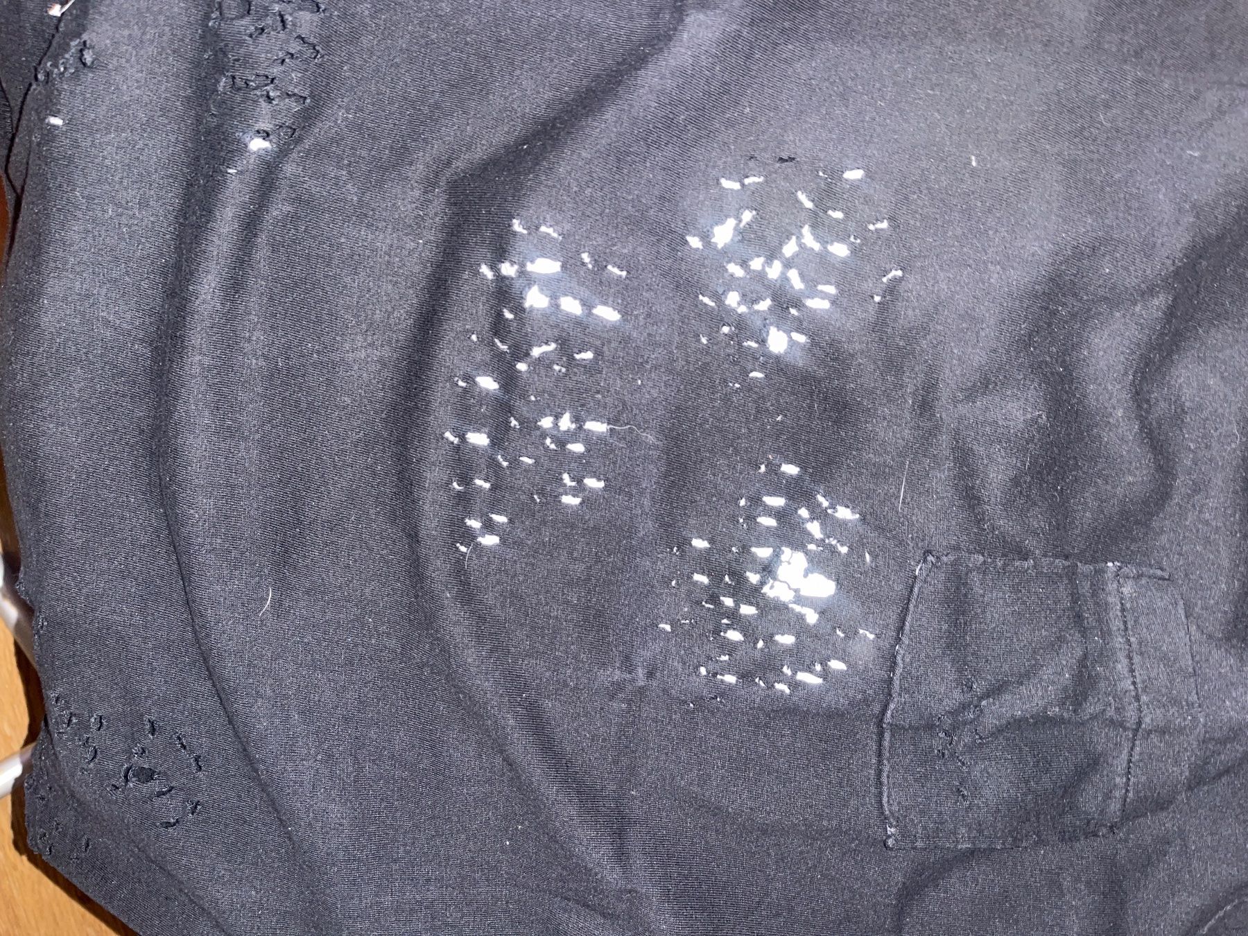 T-shirt: Schwarzes T-Shirt mit Löchern – Usato da Effretikon venduto da erbaeff 2