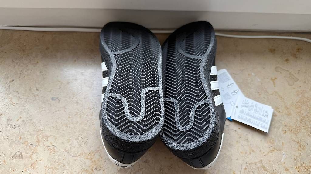 Adidas Scarpe per ragazzi: Adidas Turnschuhe schwarz. Grösse 35 – Nuovo (secondo la descrizione) da Basel venduto da Boelleli69 1