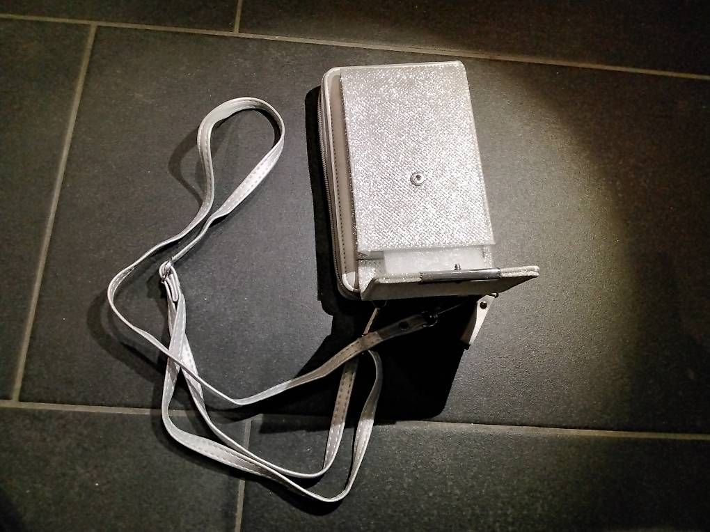 Taschen für Damen: Silbernen Handtasche mit Tragegurt – Gebraucht aus Rüti ZH von MartinaWolf 1