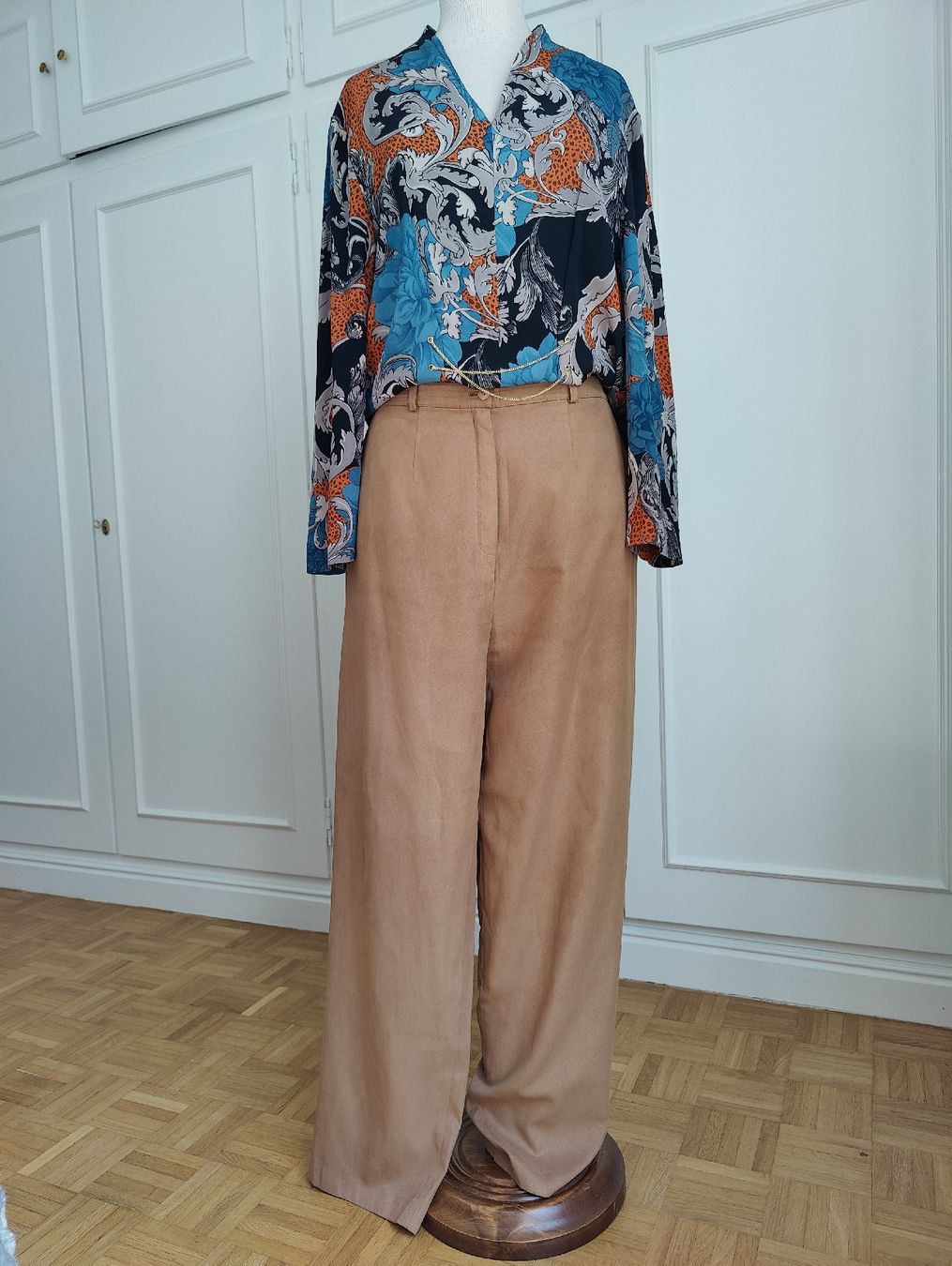 Chemisiers: Vintage Pure Silk Patterned Blouse with Chains – D'occasion à La Tour-de-Peilz par dAutrefois 6
