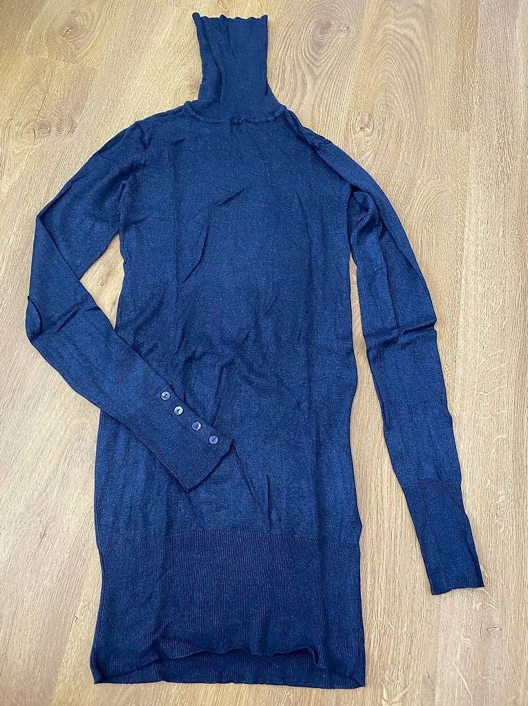 Pullover & Sweatshirts: LABGER BLAUER ROLLKRAGENPULLI / ROTER V-AUSSCHNITT PULLI – Gebraucht aus Alberswil von mina012