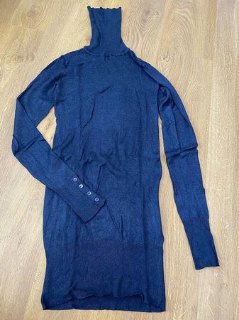 LABGER BLAUER ROLLKRAGENPULLI / ROTER V-AUSSCHNITT PULLI