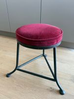 Vintage-Hocker aus Schmiedeeisen mit schöner Samt-Polsterung