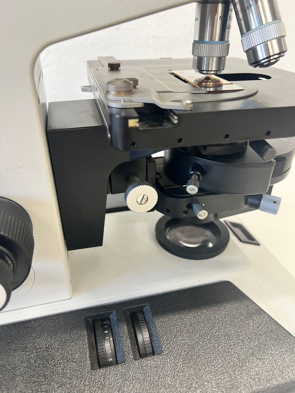 Accessori da laboratorio: Leitz Diaplan Binokularmikroskop mit Kameratubus. – Usato da Niederdorf venduto da LeptonAG_Labor 6