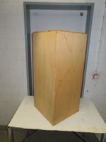 grosser Podest aus Holz für Präsentation von Statuen usw.