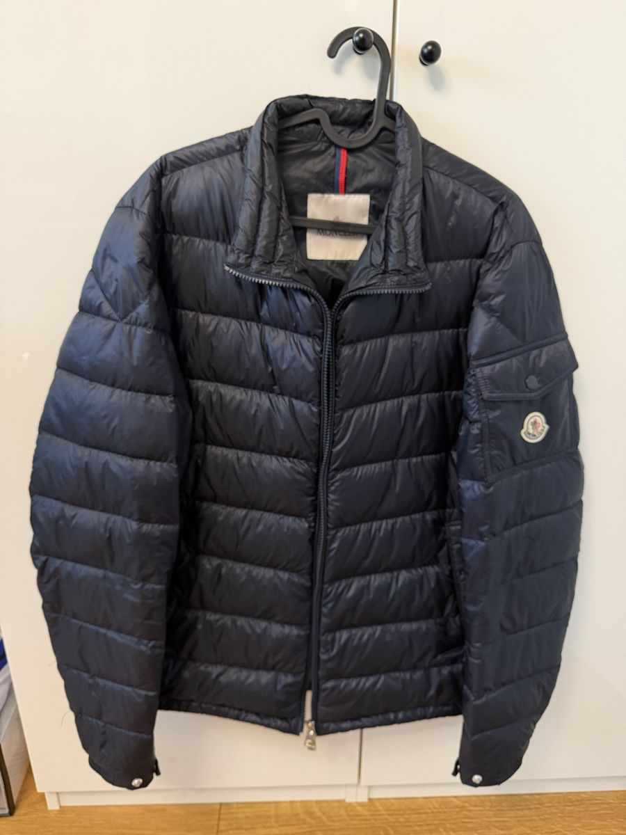 Moncler Vestes: Wunderschöne Moncler Daunenjacke – Neuf (Voir description) à Hagendorn par Tiagoneves10