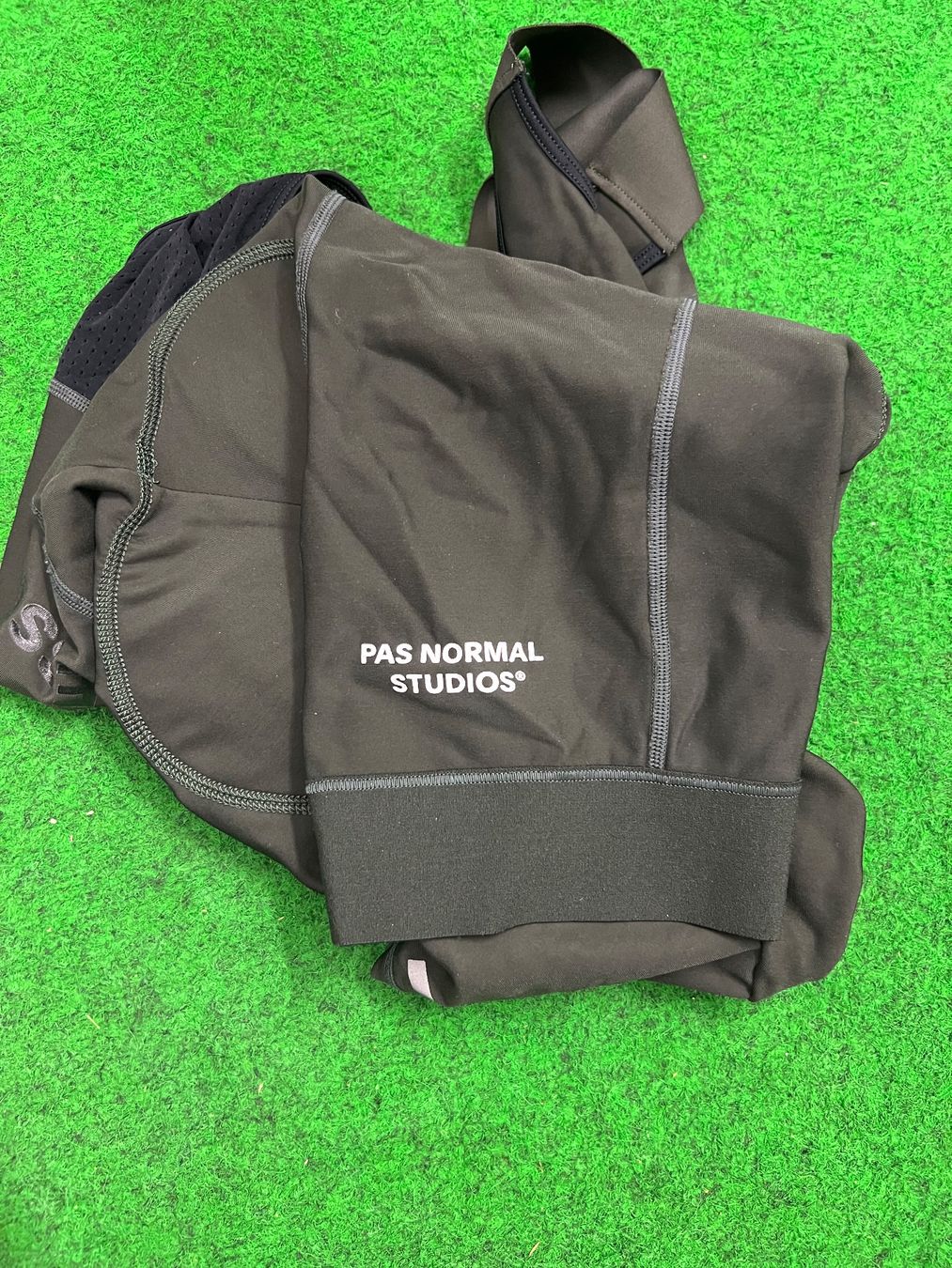 Pasti del neonato: Pas Normal Studios Men's Essential Thermal Bibs Size M – Usato da Neuchâtel venduto da jon_588l 1