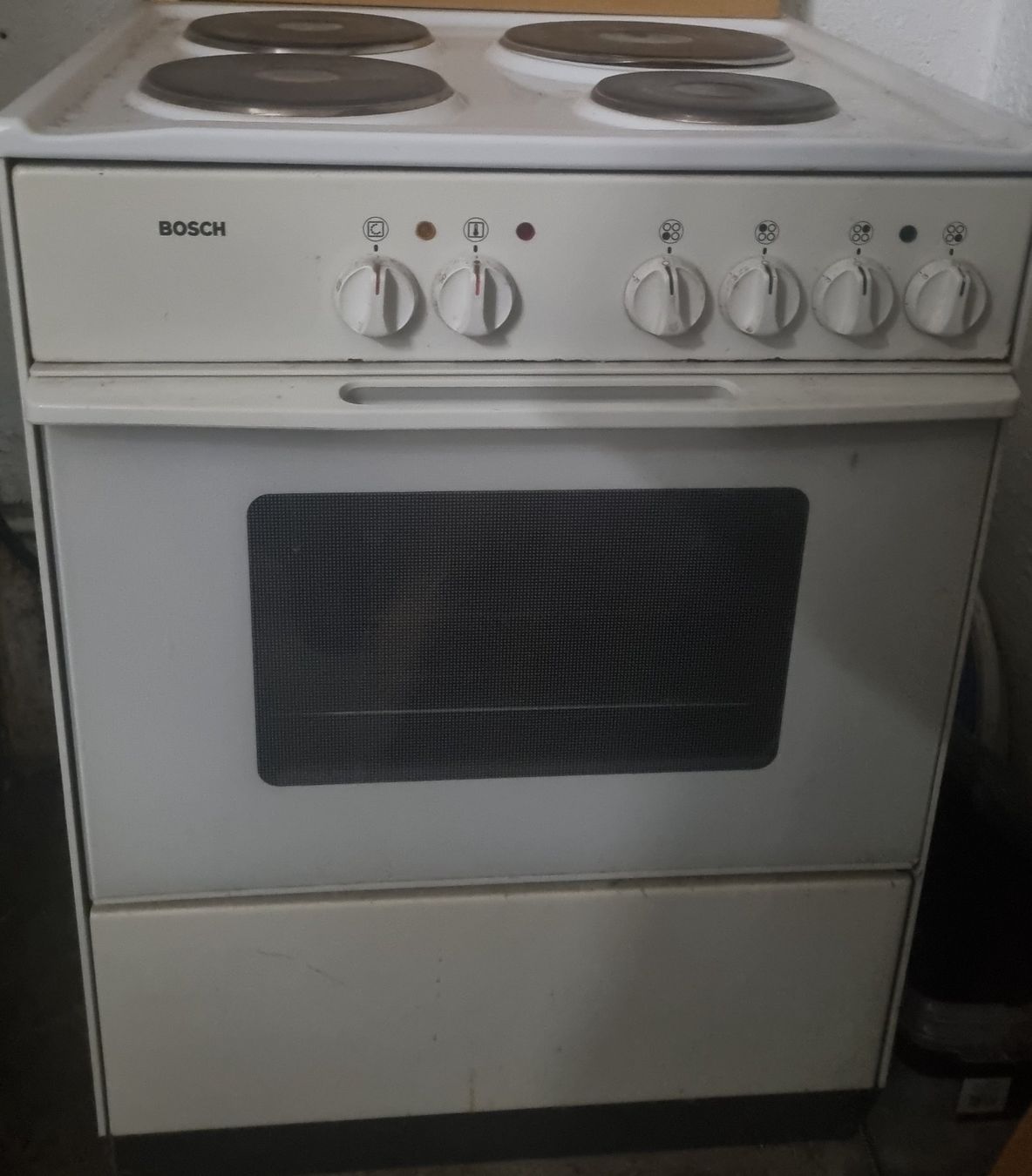 Cucine: Cuisinière Bosch, 4 plaques traditionnelles, four – Usato da Neuchatel venduto da Alne 2