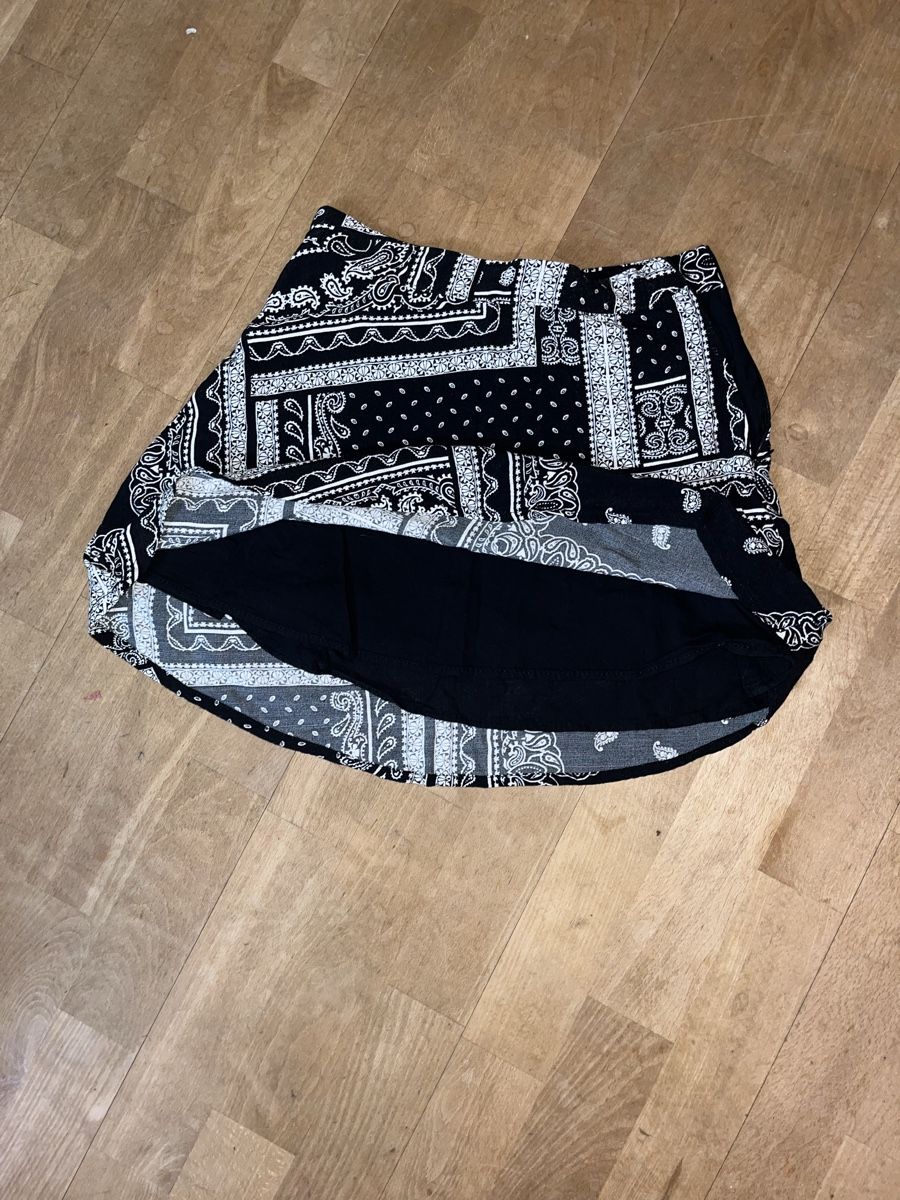 Bershka Gonne: schwarzer Minirock, Gr.S, schwarz-weiss gemustert – Usato da Stäfa venduto da jo1735 3