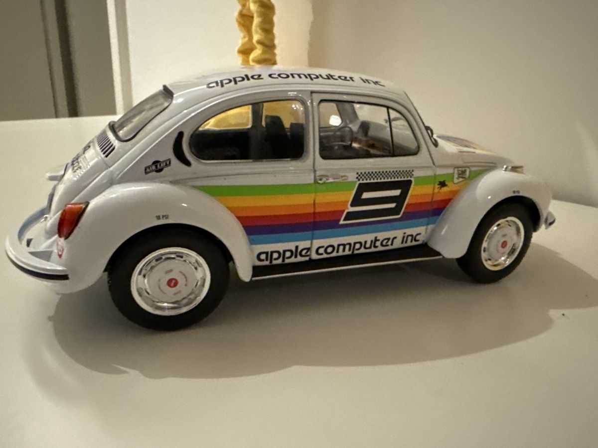 Volkswagen Modellini d'auto: VW Käfer Apple Computer Inc.  1:18 – Nuovo e nell'imballaggio originale da Basel venduto da Zomeg 3