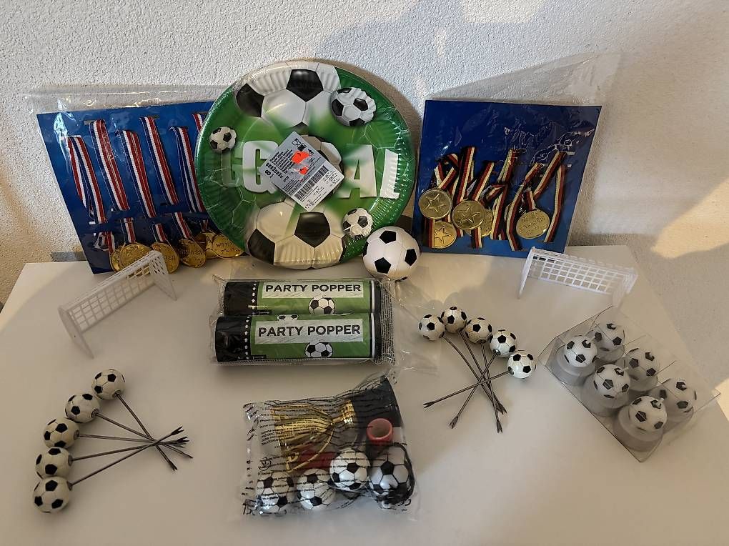 Tutte le decorazioni: Deko Geburtstagsparty / set anniversaire – Usato da Riaz venduto da economie_circulaire