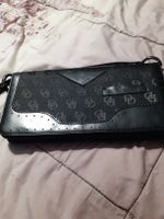Schwarze Leder-Tasche mit DD-Logo, perfekt für den Sommer.