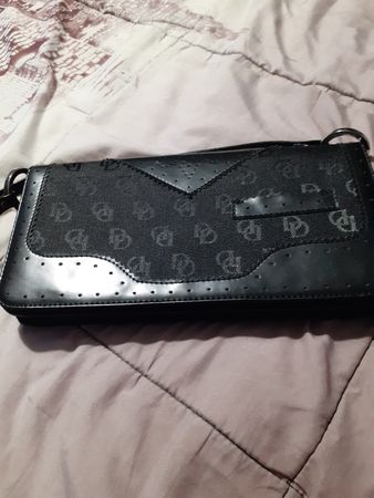 Schwarze Leder-Tasche mit DD-Logo, perfekt für den Sommer.