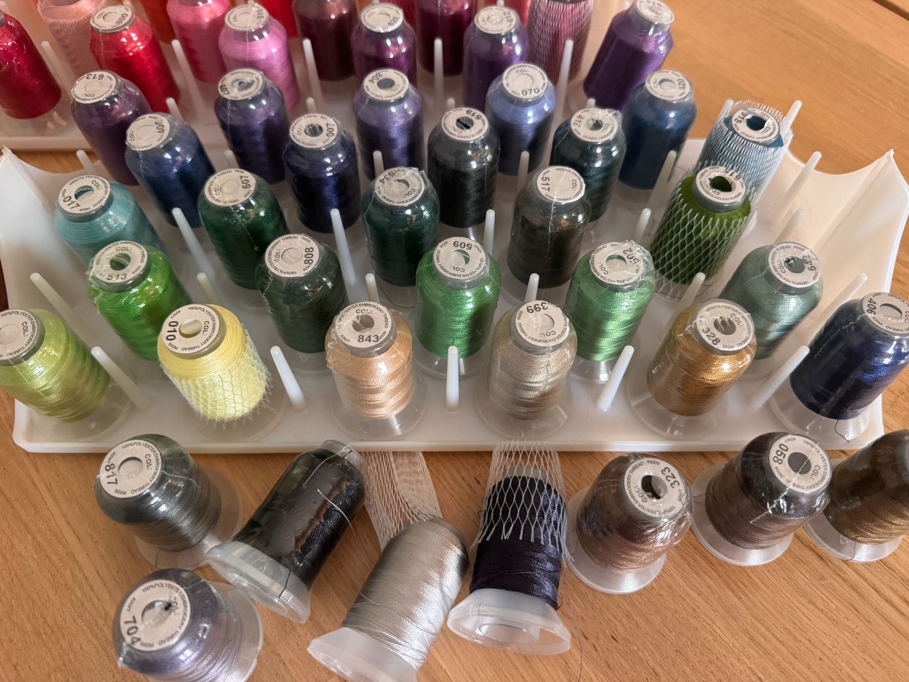 Cordicelle & Fili: 62 Konen / Farben Simthread Stickgarn 40WT 500m - neu – Nuovo (secondo la descrizione) da Frenkendorf venduto da Niqe 2