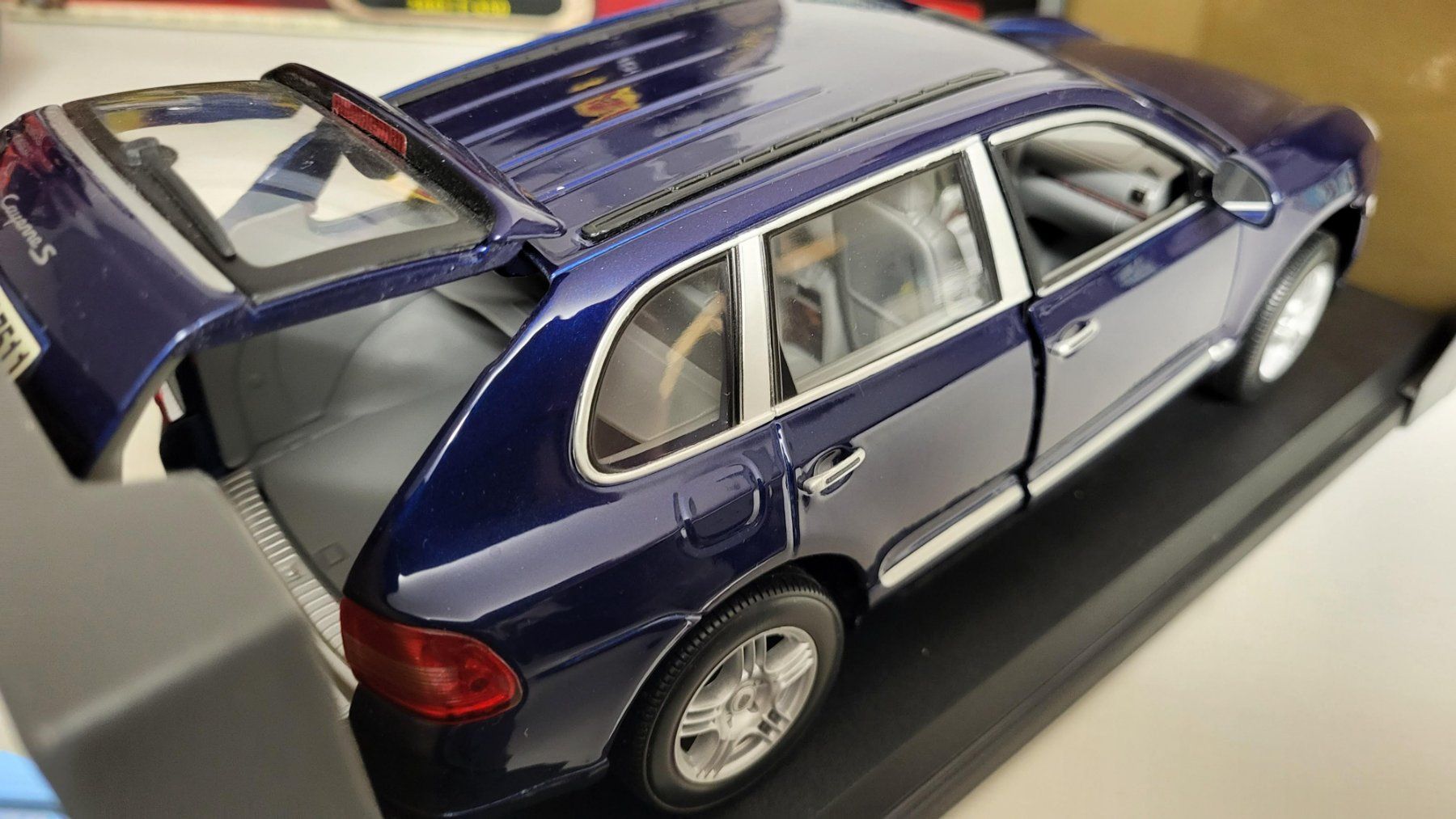 Maisto Modellini d'auto: Porsche Cayenne S – Usato da Rothrist venduto da Juana5 5