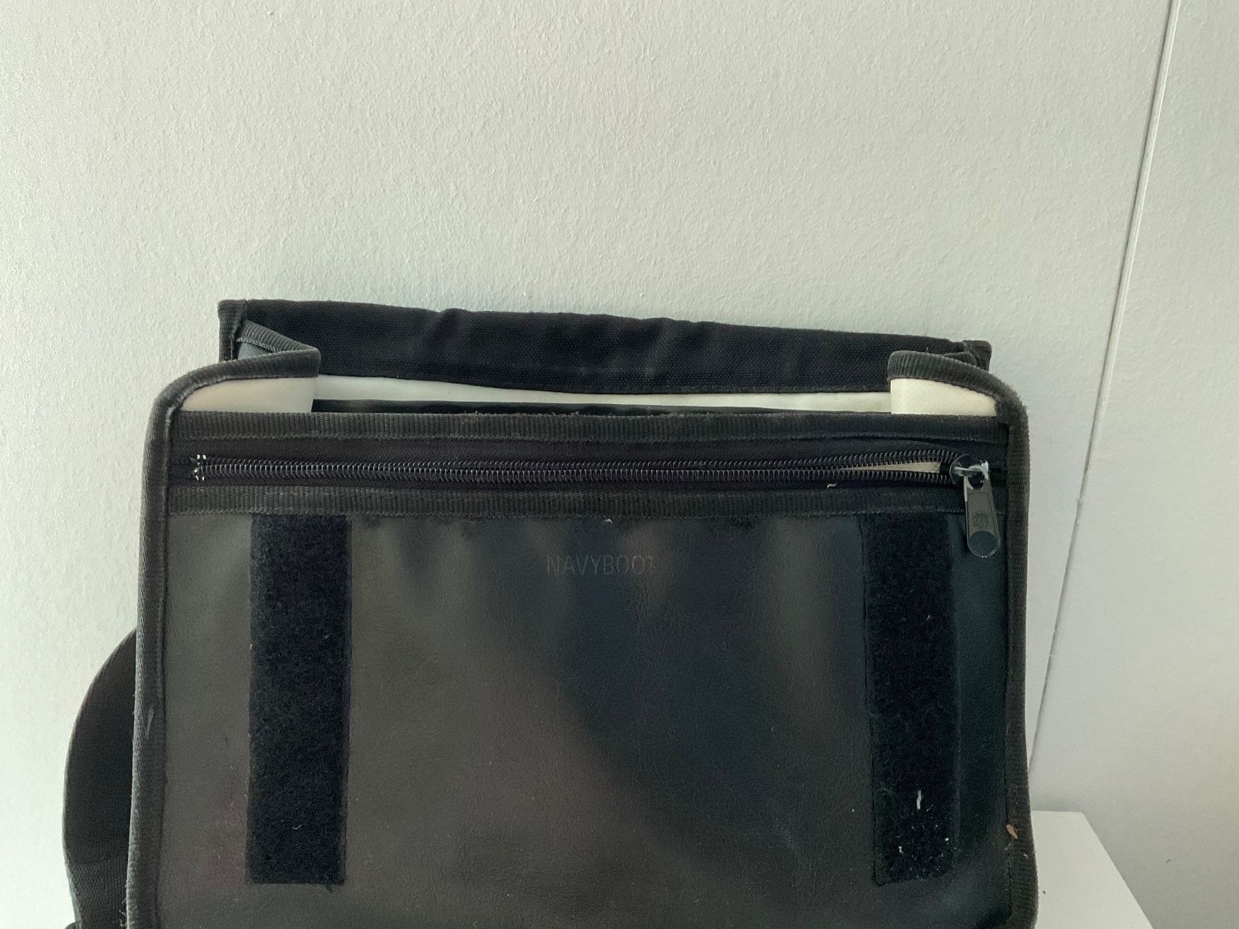Navyboot Borse da donna: Navyboot Black Messenger Bag - Stylish & Practical! – Usato da Basel venduto da cat_sq5m 2